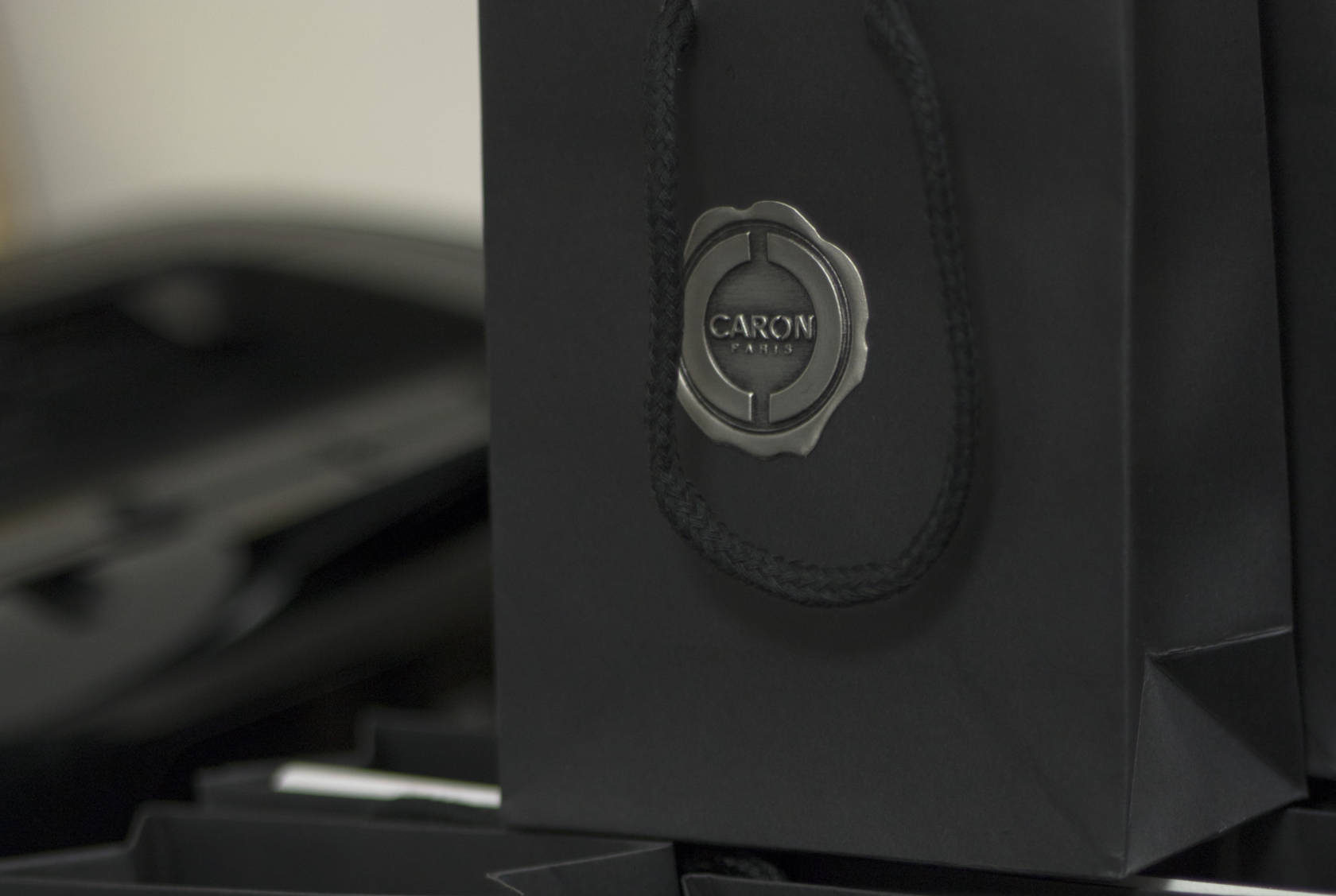 Les People ont le Coup de Poudre pour la « semi-libre » de Caron