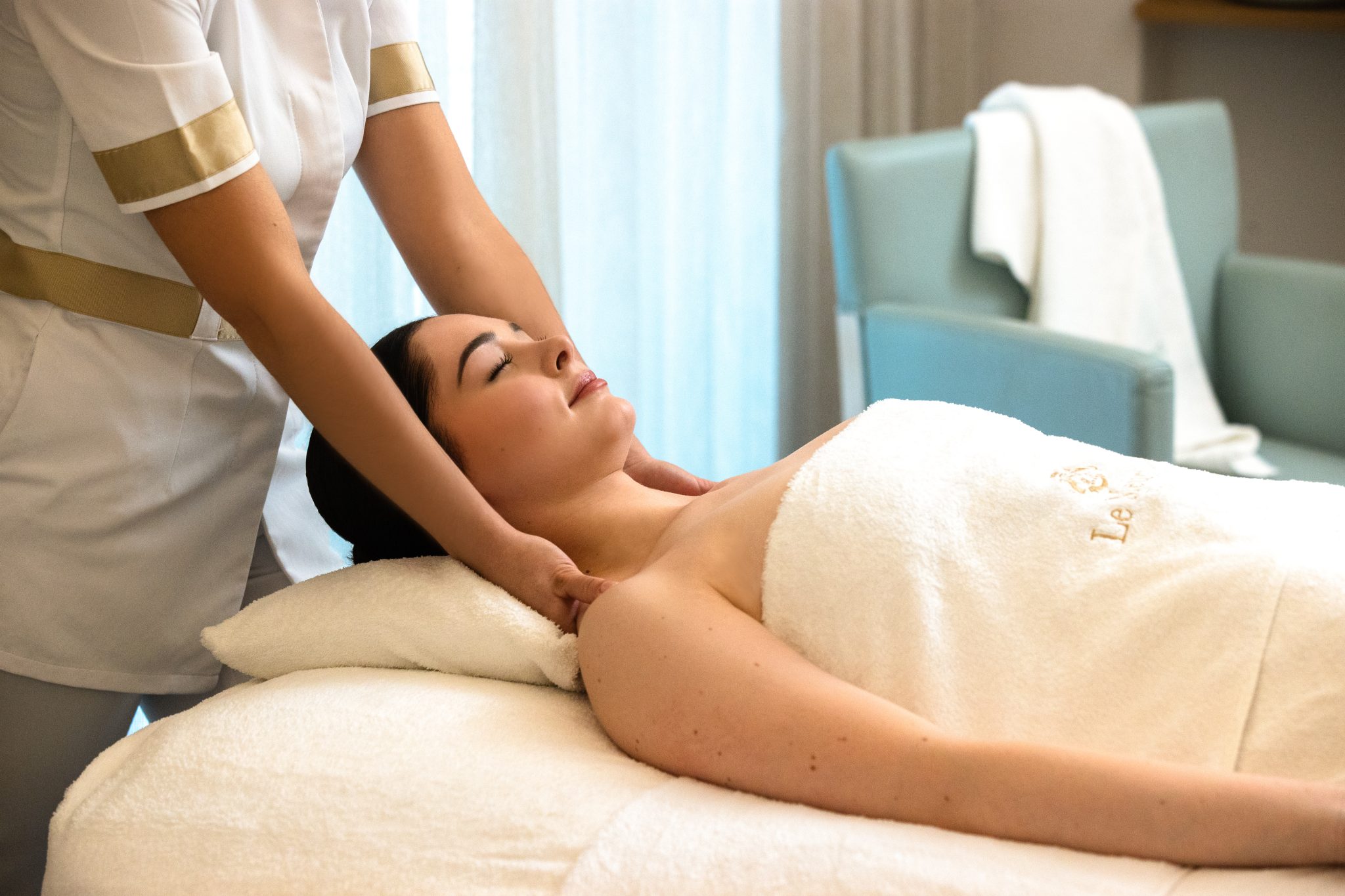 spa valmont pour le meurice neck massage dorchestercollection