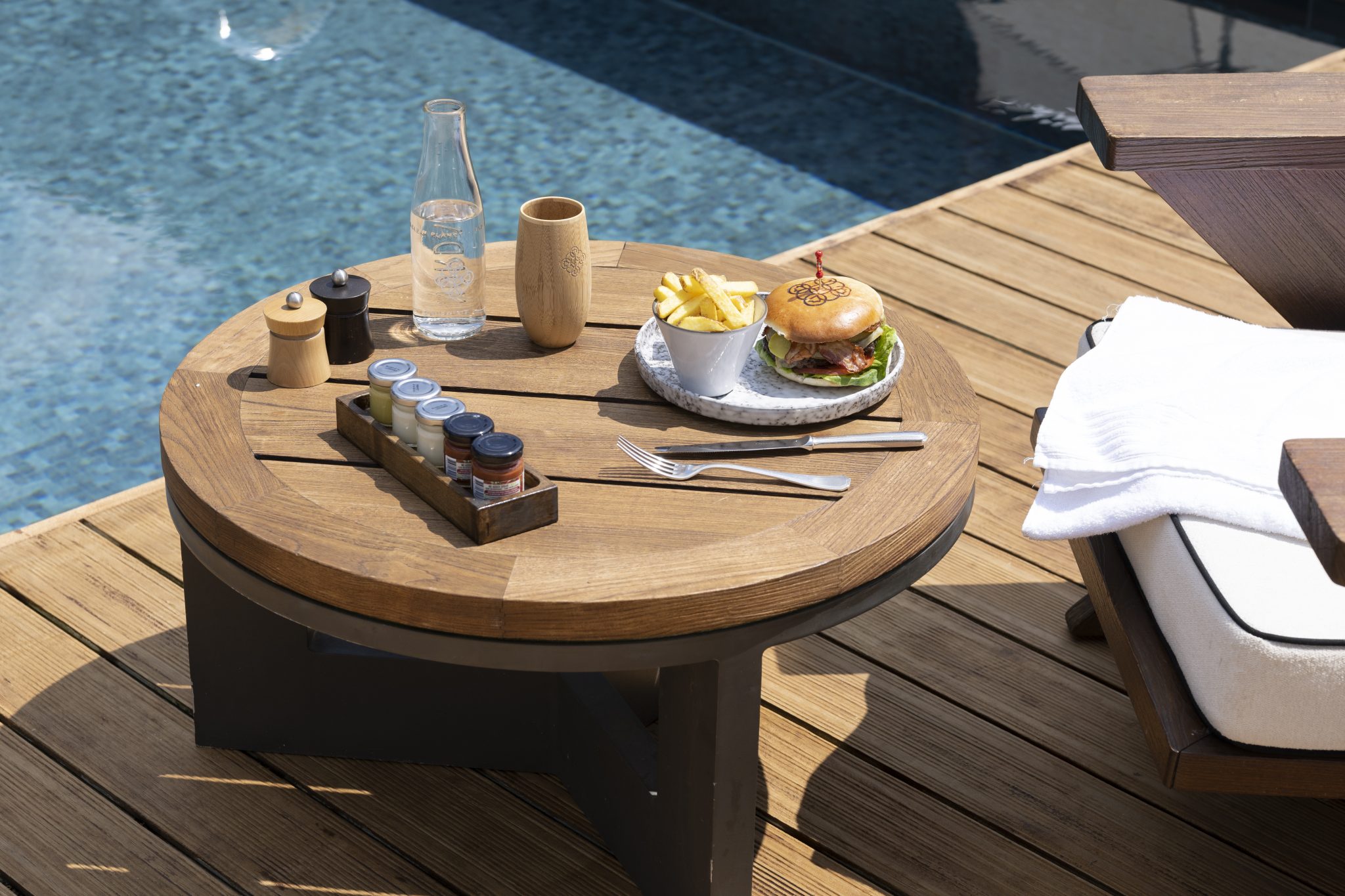 thealpinagstaad poolbar 1
