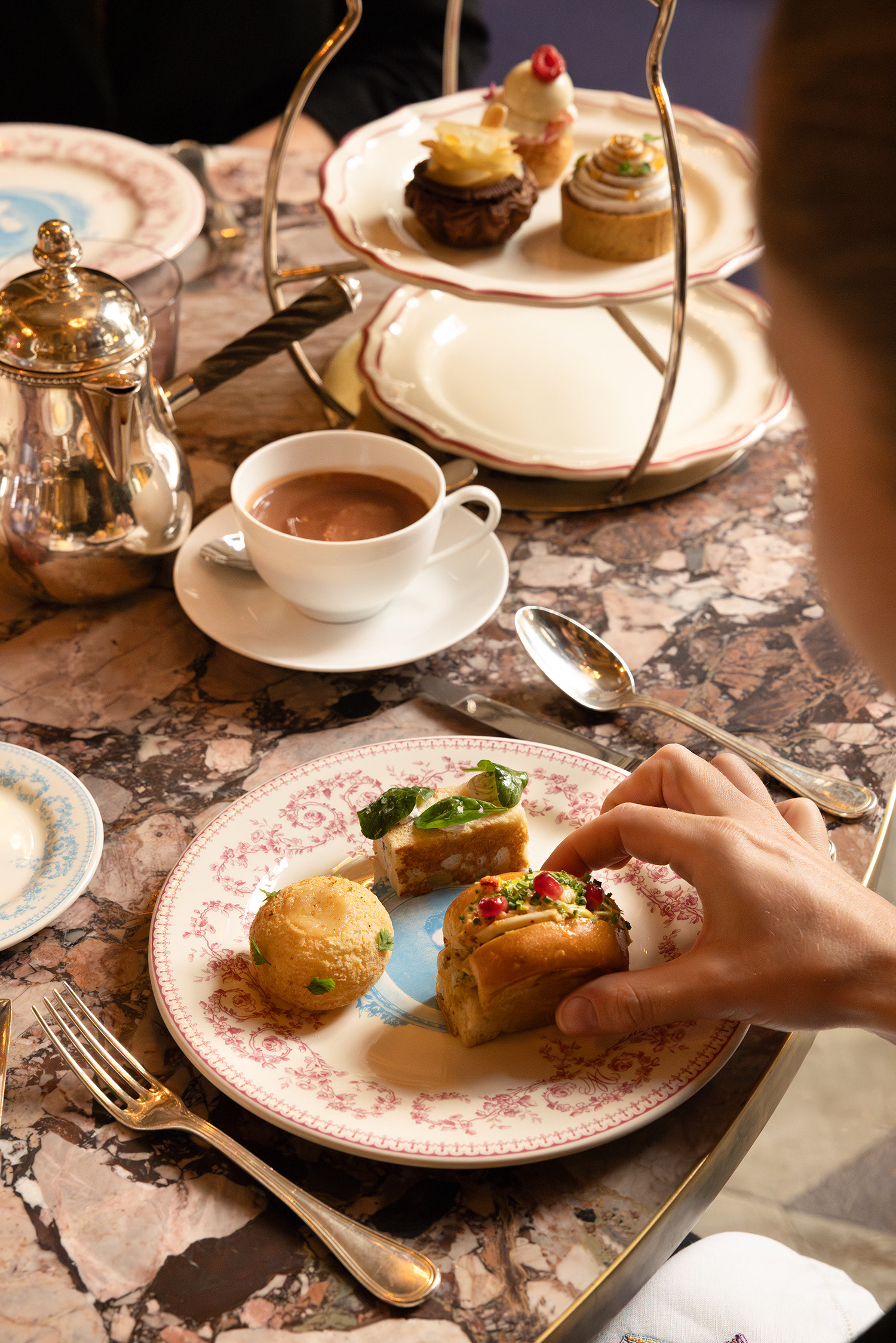 marieantoinette teatime elisedumas www.obsessionluxe.com www.lamodecnous.com (3)