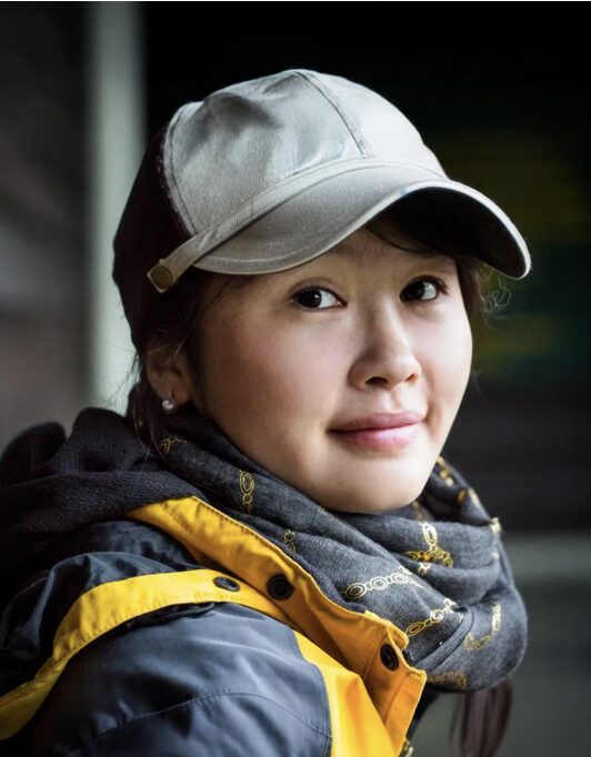 inbin Li (Chine) Protéger les pandas sauvages Il y a moins de 2000 pandas géants vivant à l’état sauvage, et ils préfèrent les forêts montagneuses du centre de la Chine où poussent des bambous, mais c’est aussi le cas du bétail en liberté. La conservatrice Binbin Li travaille avec les communautés locales pour mettre en place une approche durable du pâturage du bétail, qui profite à leur économie tout en protégeant l’habitat du panda et d’autres espèces. → Le Prix Rolex aidera Binbin Li à mettre œuvre à plus grande échelle des solutions sur plusieurs chaînes de montagne en Chine