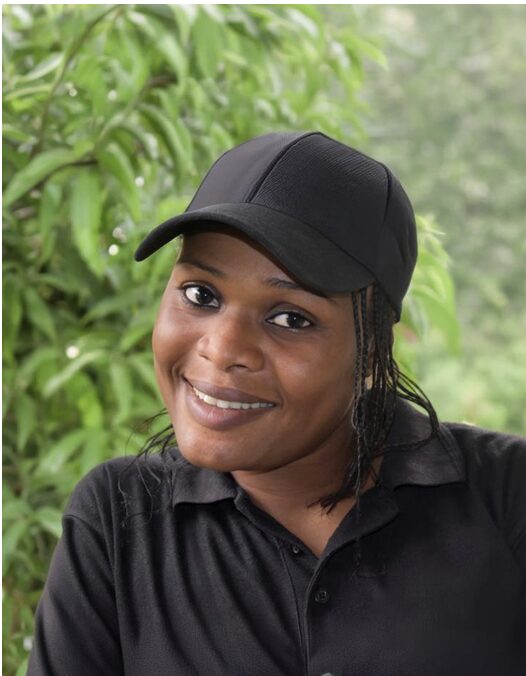 Rachel Ikemeh (Nigeria) Mobiliser les communautés pour la conservation Reconnue pour avoir sauvé le colobe rouge de l’extinction, Rachel Ikemeh est une source d’inspiration pour les projets communautaires de conservation. Son approche innovante implique et équipe les communautés du delta, une zone de biodiversité peu étudiée et le cœur de l’industrie pétrolière nigériane. Elle lui a permis de protéger plus de 5839 hectares de forêt et au moins 13 espèces menacées, tout en améliorant les moyens de subsistance de plus de 2500 personnes. → Le Prix Rolex l’aidera à construire un nouveau centre de formation et un nouveau programme de formation mobile dans le delta, contribuant ainsi à reproduire son expérience réussie dans les communautés voisines.