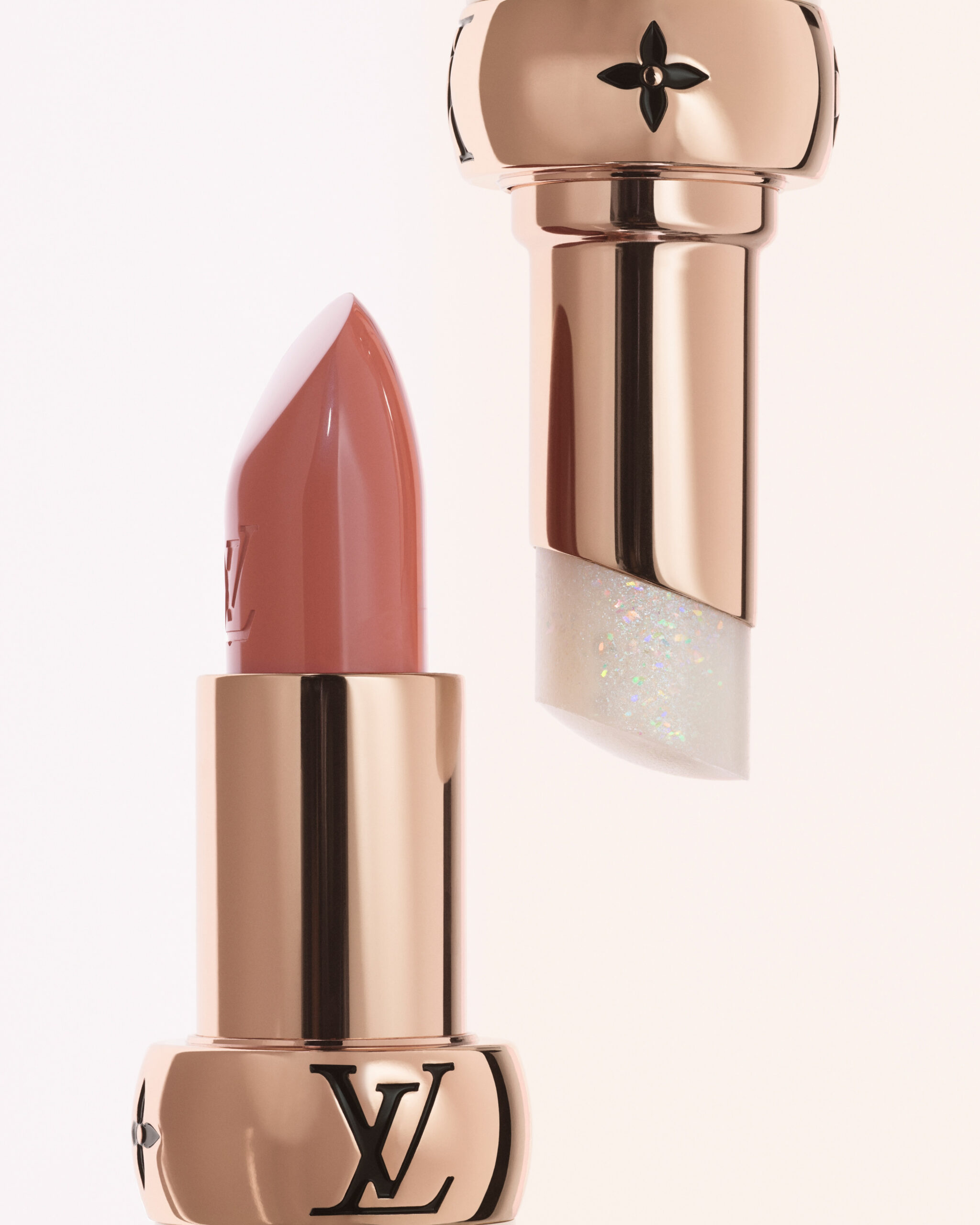 Collection Monogram Dune de La Beauté Louis Vuitton avec palette LV Ombres, rouge à lèvres LV Rouge et baume Stellar Veil.