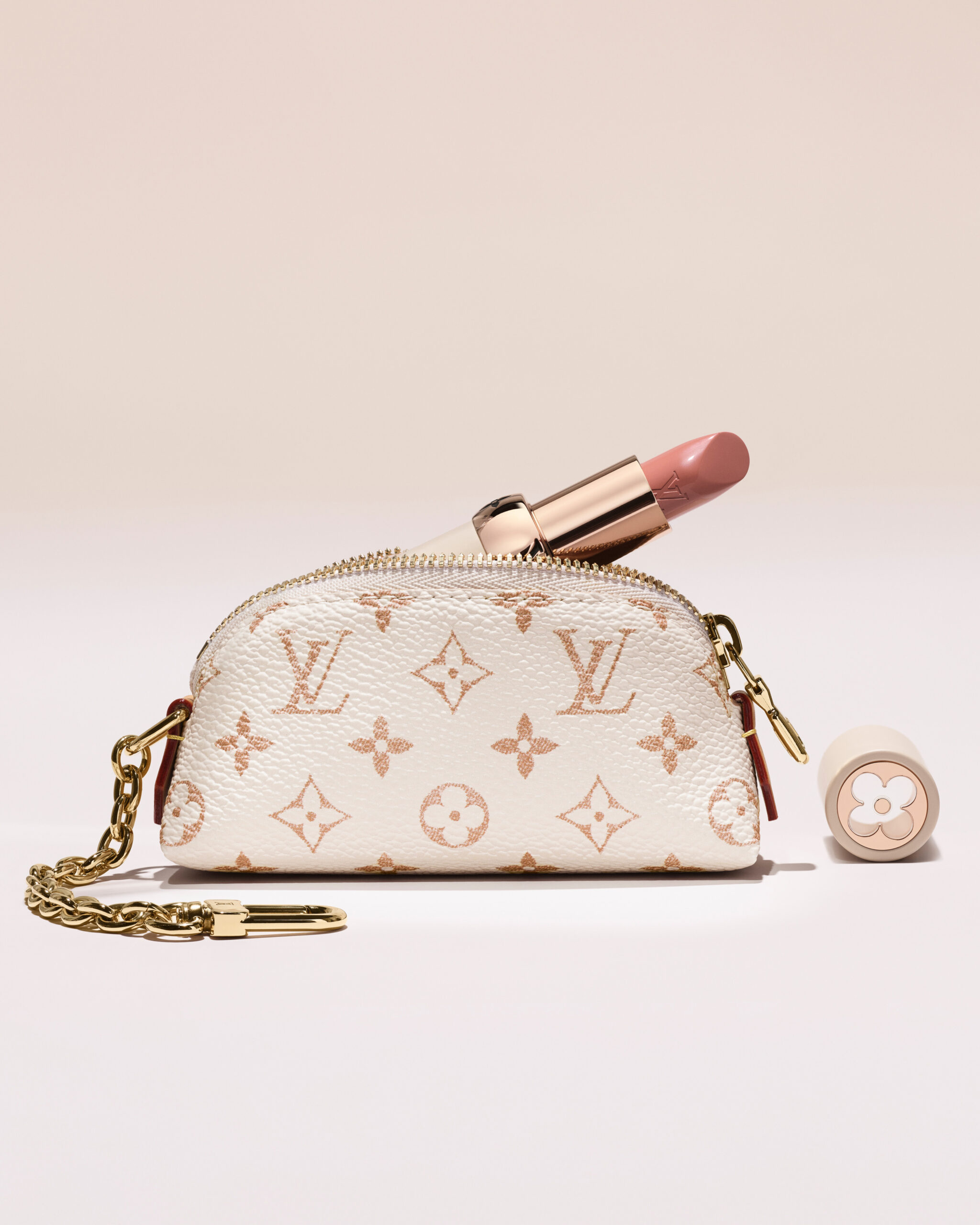 Collection Monogram Dune de La Beauté Louis Vuitton avec palette LV Ombres, rouge à lèvres LV Rouge et baume Stellar Veil.