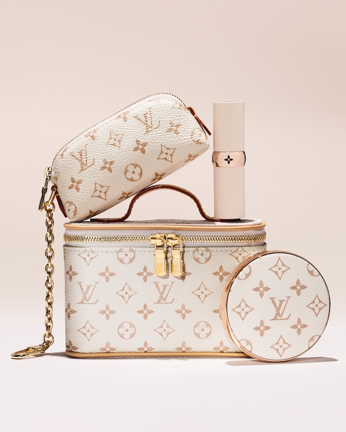 Collection Monogram Dune de La Beauté Louis Vuitton avec palette LV Ombres, rouge à lèvres LV Rouge et baume Stellar Veil.