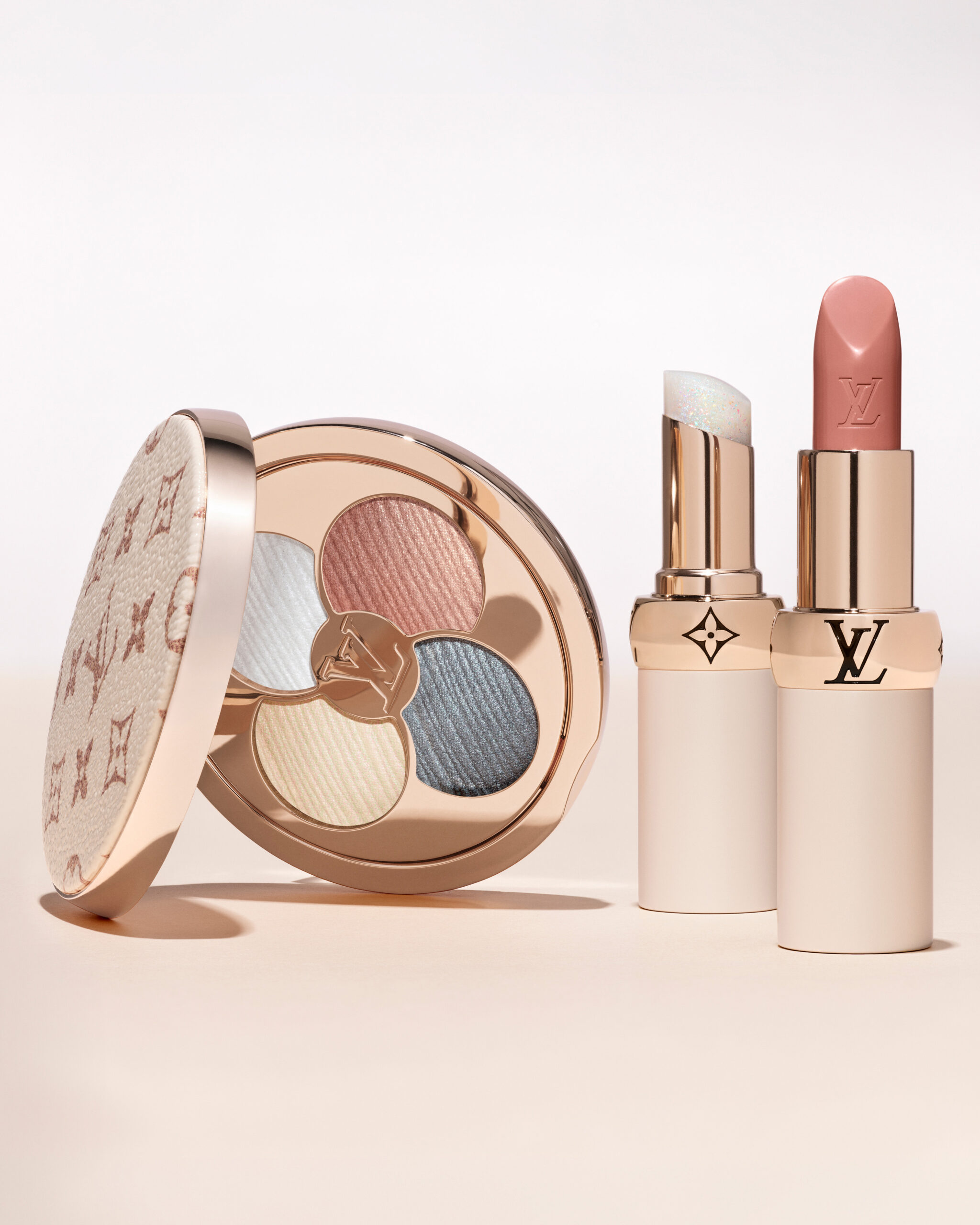 Collection Monogram Dune de La Beauté Louis Vuitton avec palette LV Ombres, rouge à lèvres LV Rouge et baume Stellar Veil.