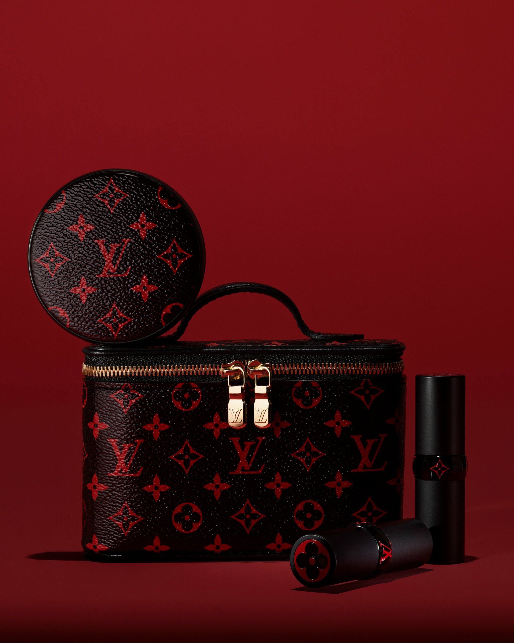 Collection Monogram Infrarouge de La Beauté Louis Vuitton avec palette LV Ombres, rouge à lèvres rouge et baume Galactic Veil.