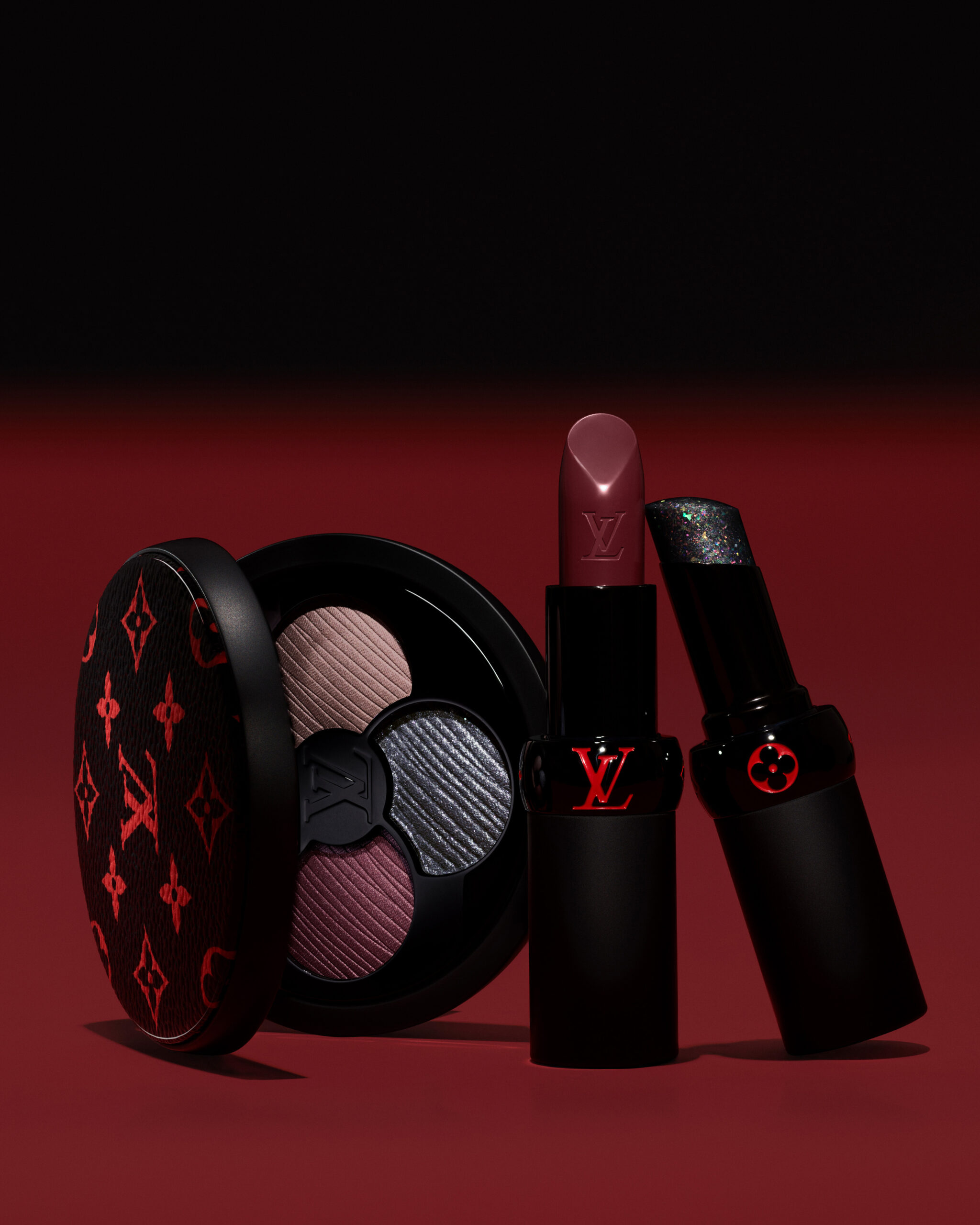 Collection Monogram Infrarouge de La Beauté Louis Vuitton avec palette LV Ombres, rouge à lèvres rouge et baume Galactic Veil.