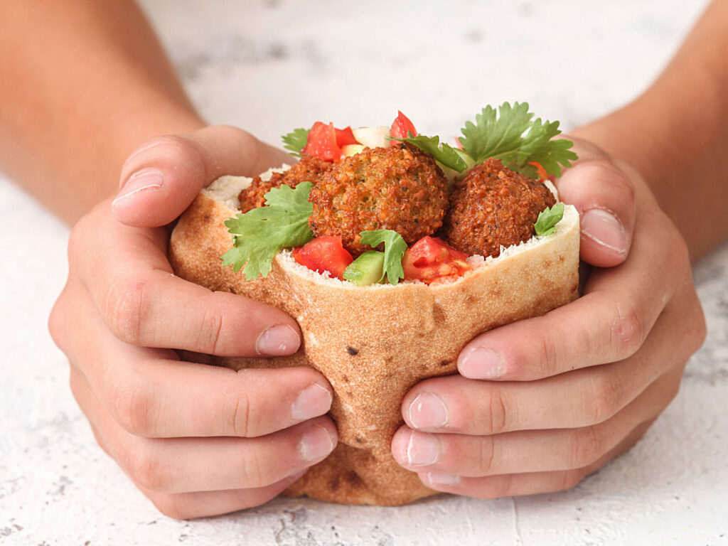 falafel,in,pita,bread,and,vegetables.tasty,street,food